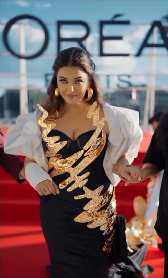 Meskipun tampil dengan tangan di-gips, Aishwarya Rai tetap percaya diri dan luwes melenggang di red carpet. Foto: Instagram/@aishwaryaraibachchan_arb