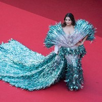 Selain gaun, lengan Aishwarya Rai juga jadi sorotan. Di samping penampilannya yang glamor, dia tampak memakai gips di lengan kanan. Ternyata dia masih dalam perawatan akibat cedera pergelangan tangan. Foto: Getty Images/Pool
