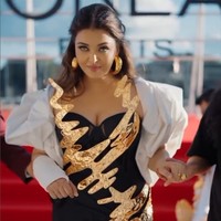 Meskipun tampil dengan tangan di-gips, Aishwarya Rai tetap percaya diri dan luwes melenggang di red carpet. Foto: Instagram/@aishwaryaraibachchan_arb