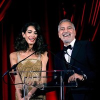 Berita tersebut mendapat perhatian dari Donald Trump. Sang presiden AS menyebut naturalisasi keluarga Clooney sebagai ‘kabar baik’ sebelum mencemooh keputusan mereka.Foto: Instagram @clooneyfoundationforjustice