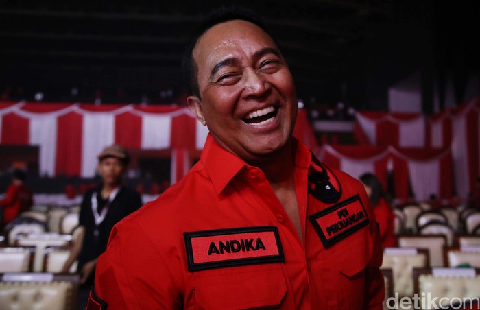 Eks Panglima TNI sekaligus kader PDI Perjuangan, Andika Perkasa, menghadiri Rakernas PDIP. Andika menjadi sasaran berfoto peserta Rakernas.