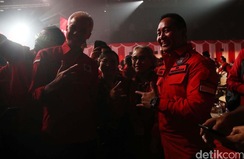 Eks Panglima TNI sekaligus kader PDI Perjuangan, Andika Perkasa, menghadiri Rakernas PDIP. Andika menjadi sasaran berfoto peserta Rakernas.