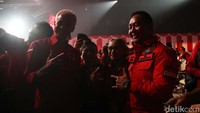 Andika berfoto dengan Ganjar Pranowo.