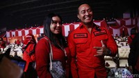 Peserta Rakernas PDIP berfoto dengan Eks Panglima TNI sekaligus kader PDI Perjuangan, Andika Perkasa.