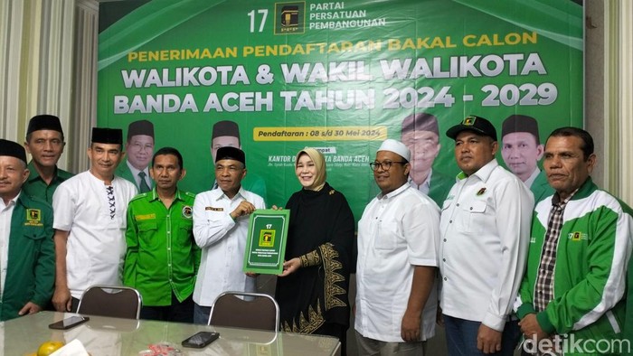 Anggota DPR RI Illiza Saaduddin Djamal mendaftarkan diri sebagai bacalon Wali Kota Banda Aceh ke PPP. (Agus Setyadi/detikSumut)