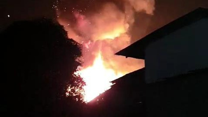 Api membumbung tinggi di pangkalan gas yang meledak di Percut Sei Tuan, Deli Serdang. (Istimewa)