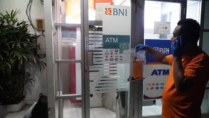 Polisi menangkap pelaku pembobolan ATM di depan sekolah Al Azhar, Sleman, Jumat (24/5/2024).