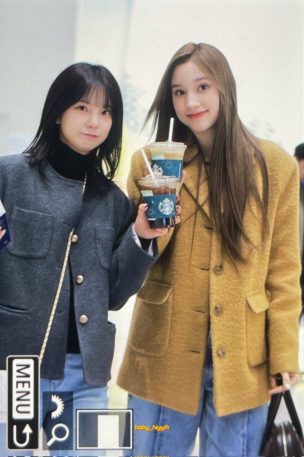 Bahiyyih dan Yujin Kep1er memegang kopi Starbucks