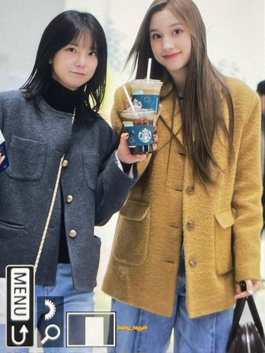 Bahiyyih dan Yujin Kep1er memegang kopi Starbucks
