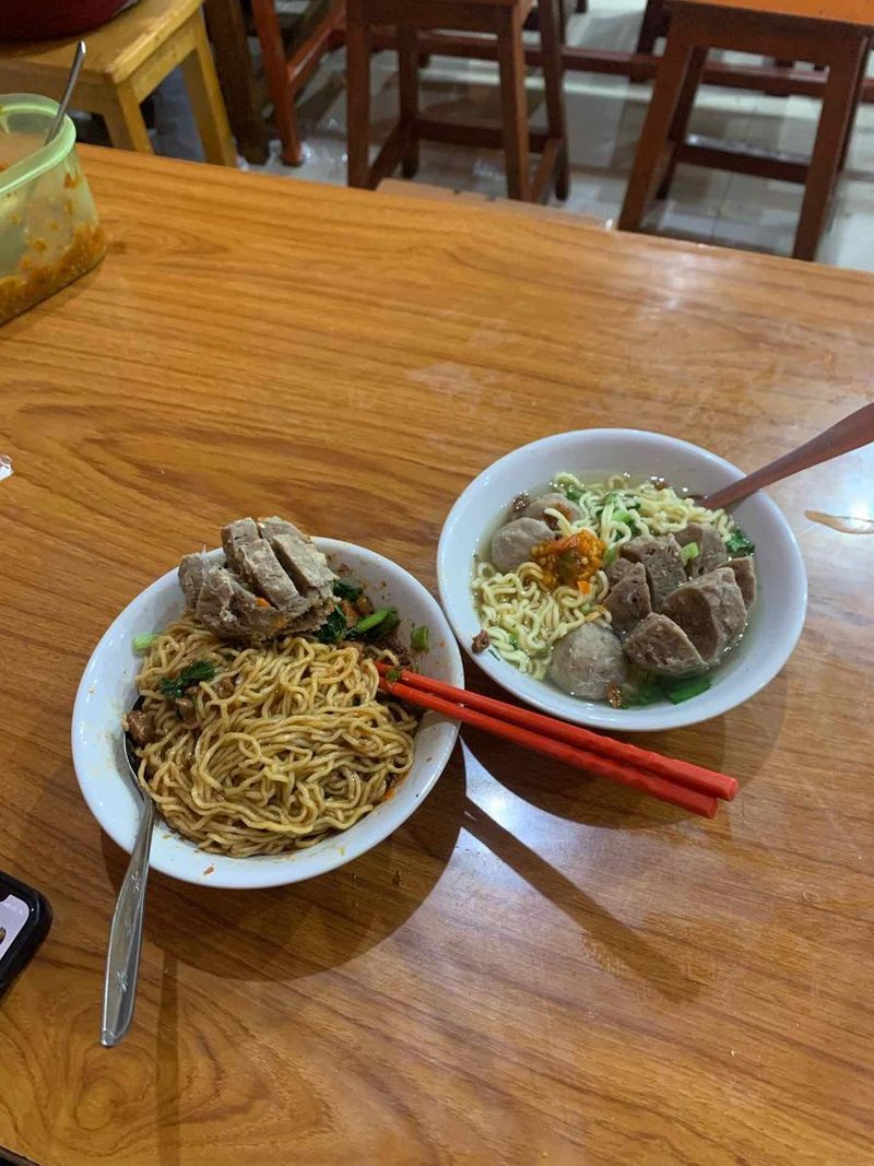 Bakso Subur di Bekasi juga menjadi salah satu tempat makan bakso hits dan terkenal enak.