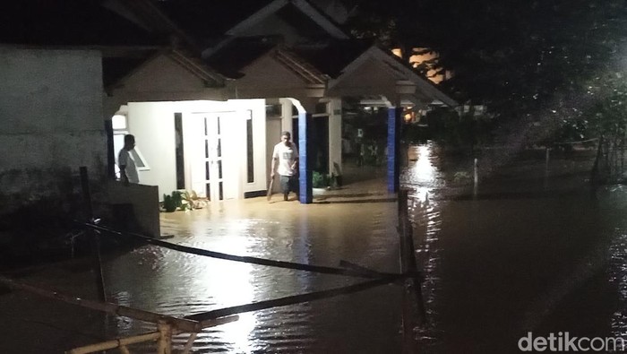 Banjir rendam puluhan rumah di Padasuka, Sumedang.