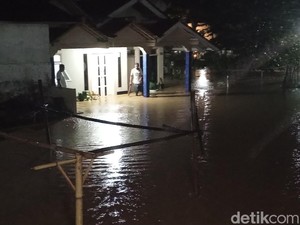 Sungai Cipeles Meluap, Puluhan Rumah di Sumedang Kebanjiran