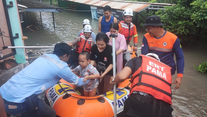 Bantuan evakuasi dari berbagai pihak mulai berdatangan ke lokasi banjir di Muara Enim.