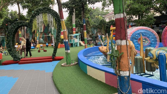 Cibubur Garden Eat & Play hadirkan wisata keluarga yang bisa dikunjungi sampai malam. Tempat wisata ini menawarkan berbagai permainan untuk berbagai usia.