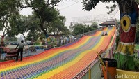 Di sana pengunjung bisa merasakan naik perosotan berwarna-warni dengan menggunakan sebuah ban besar dari ketinggian 7 meter dengan panjang 65 meter. Mulai dari pengunjung dewasa hingga anak-anak bisa mencoba permainan seru dan menantang ini.