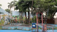 Tak seperti wisata bermain lainnya, wisata ini memiliki waktu operasional siang hingga malam hari. Pada hari Senin - Jumat buka pukul 12.00 - 21.00 WIB, sedangkan pada hari Sabtu - Minggu dan hari libur nasional wisata ini buka lebih lama yaitu pukul 10.00 - 22.00 WIB. Menurut Nadiya waktu ini dipilih untuk menyesuaikan waktu pulang sekolah anak-anak sekaligus guna memperlihatkan berbagai dekorasi lampu yang ada di sana.
