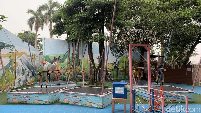 Beda dari yang Lain, Cibubur Garden Eat & Play Buka Sampai Malam! Cibubur Garden Eat & Play hadirkan wisata keluarga yang bisa dikunjungi sampai malam. Tempat wisata ini menawarkan berbagai permainan untuk berbagai usia.