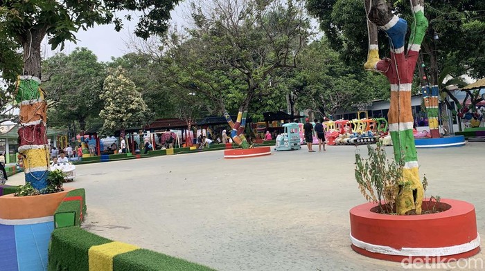 Cibubur Garden Eat & Play hadirkan wisata keluarga yang bisa dikunjungi sampai malam. Tempat wisata ini menawarkan berbagai permainan untuk berbagai usia.