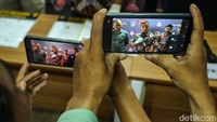 Lalu, Firdaus mengatakan pihak PT Deka Reset itu dipergoki para pembeli ke bengkelnya, stok mobil yang tersedia hanya terlihat 5 unit. Dan para pelaku menyebut 5 unit mobil itu pun sudah ditawarkan ke pelanggan lainnya.