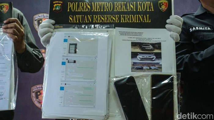 Berbaju Tahanan, Marketing Deka Reset Tertunduk Lesu Polres Metro Bekasi Kota mengungkap pelaku kasus penipuan jual beli mobil bekas taksi oleh PT Deka Reset. Polisi menangkap marketing perusahaan itu.