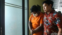 Polres Metro Bekasi Kota mengungkap pelaku kasus penipuan jual-beli mobil bekas taksi oleh PT Deka Reset. Polisi menangkap Alfathan Syunovrie atau AS yang berperan sebagai marketing di perusahaan itu.