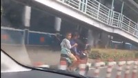 Video Polisi Setop Bocil Bonceng Empat Naik Sepeda Listrik di Jalan Raya