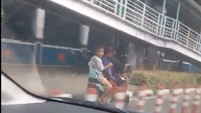 Bocil ditegur polisi gara-gara naik sepeda listrik bonceng empat di jalan raya