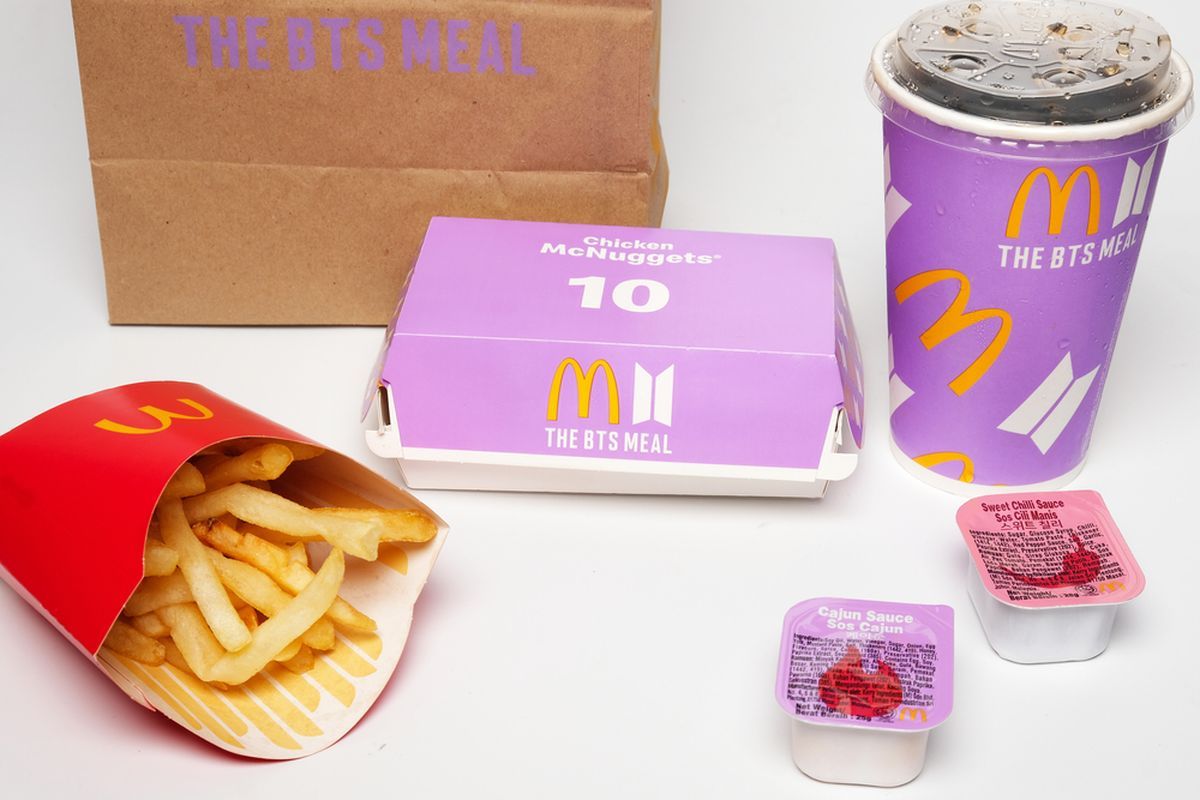 Kemasan makanan dan minuman McDonald's kolaborasi dengan logo BTS
