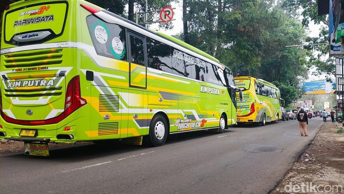 Bus wisata melintas di kawasan Lembang, Kabupaten Bandung Barat.