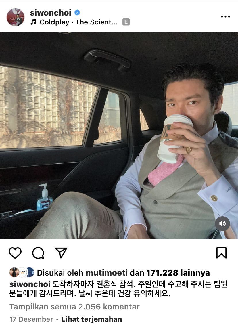 Choi Siwon memegang minuman Starbucks