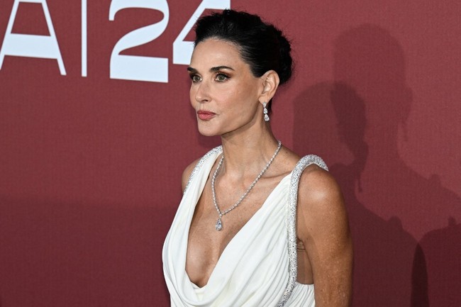 Bintang film Ghost itu menata rambutnya dengan gaya updo yang chic. Riasannya sederhana dan klasik, dengan mata berwarna perunggu dan bibir merah muda. Foto: Dok. AFP, Instagram