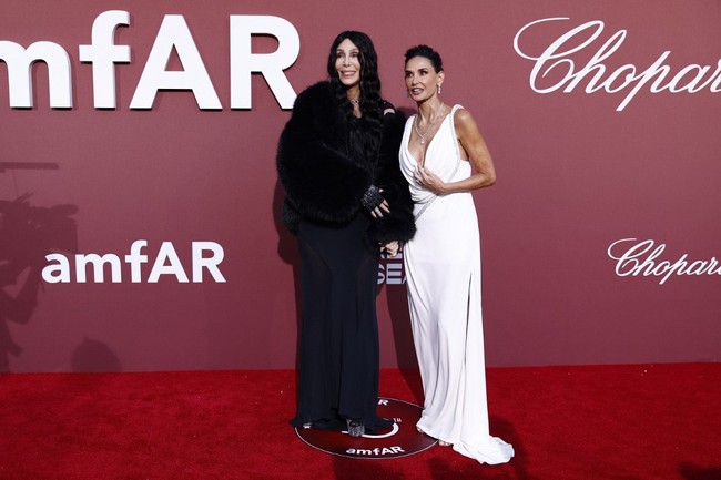 Demi Moore sempat berpose bersama rekan selebriti Hollywood, penyanyi Cher, di karpet merah amfAR, Cannes 2024. Foto: Dok. AFP, Instagram