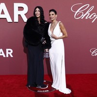 Demi Moore sempat berpose bersama rekan selebriti Hollywood, penyanyi Cher, di karpet merah amfAR, Cannes 2024. Foto: Dok. AFP, Instagram