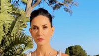 7 Foto Demi Moore Pakai Gaun Belahan Dada Rendah di Cannes, Dipuji bak Dewi