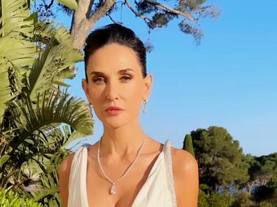 7 Foto Demi Moore Pakai Gaun Belahan Dada Rendah di Cannes, Dipuji bak Dewi