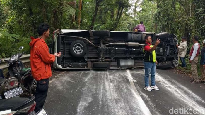 Elf terguling di jalur Ijen, Banyuwangi.