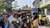 Festival Bumi Mandala diawali dengan Tari Topeng Ireng Putra Kawedan dari SD Negeri Ngawen 1. Kemudian dilankut kirab sego wiwit yang diikuti oleh desa-desa setempat, seperti Jettis, Kemiriombo, Clapar, Nganten, Ngawen, dan Kolokendang.