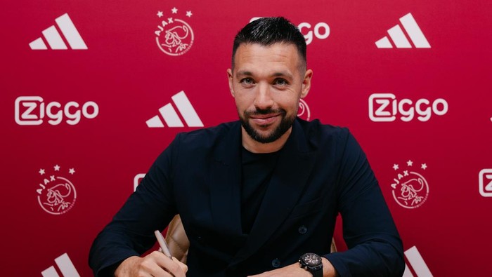Francesco Farioli secara resmi telah ditunjuk sebagai pelatih Ajax Amsterdam. Dia menjadi orang Italia pertama yang menukangi raksasa Eredivisie Belanda tersebut.