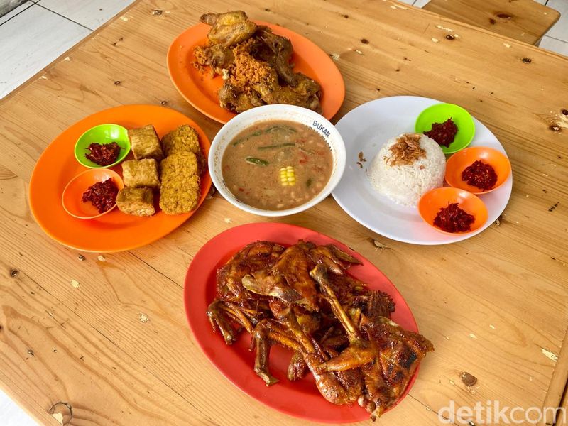 Gurihnya Juara! Ayam Kampung Goreng dan Bakar Legendaris ala 'Borobudur'