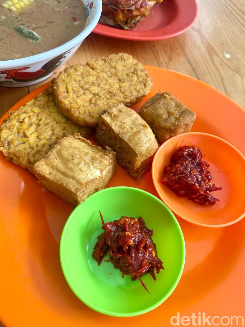 Gurihnya Juara! Ayam Kampung Goreng dan Bakar Legendaris ala 'Borobudur'