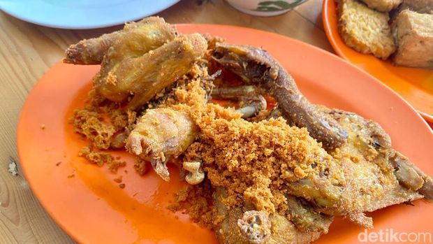 Gurihnya Juara! Ayam Kampung Goreng dan Bakar Legendaris ala 'Borobudur'