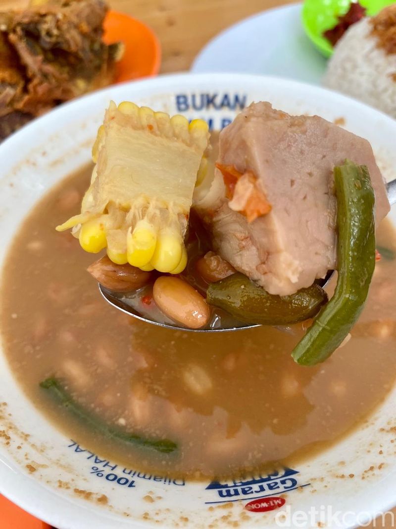 Gurihnya Juara! Ayam Kampung Goreng dan Bakar Legendaris ala 'Borobudur'