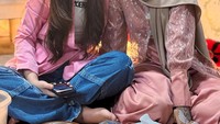 Ini momen Happy Asmara bersama dengan temannya. Ia disuguhi nasi rawon yang menjadi salah satu makanan favorit Happy Asmara. Foto: Instagram @happy_asmara77
