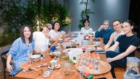 Terakhir ada keseruan Happy Asmara saat makan bareng teman artis. Terlihat ada Aan Story, Marsell, hingga Wanda Hara menikmati aneka hidangan. Foto: Instagram @happy_asmara77