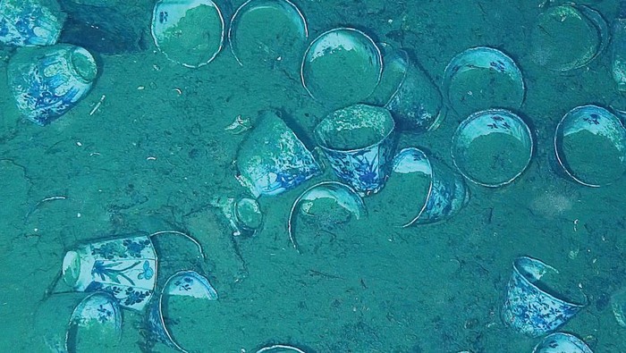 Harta Karun Incaran Dunia Berusia 300 Tahun Terkuak! A cannon of the wreck of the galleon San Jose, which sank in 1708 near the port of Cartagena, is seen during an underwater exploration by the Colombian Navy, in this handout image distributed on May 10, 2024. Colombian Army/Handout via REUTERS ATTENTION EDITORS - THIS IMAGE WAS PROVIDED BY A THIRD PARTY. NO RESALES. NO ARCHIVES. MANDATORY CREDIT