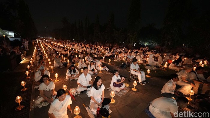 Indah! Ratusan Lampion Hiasi Borobudur di Malam Waisak 2024 Ratusan lampion mengudara hiasi malam Wasiak 2568 di Candi Borobudur. Begini potretnya.