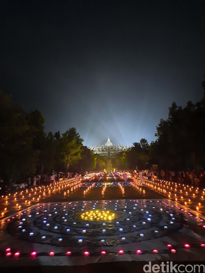 Indah! Ratusan Lampion Hiasi Borobudur di Malam Waisak 2024 Ratusan lampion mengudara hiasi malam Wasiak 2568 di Candi Borobudur. Begini potretnya.