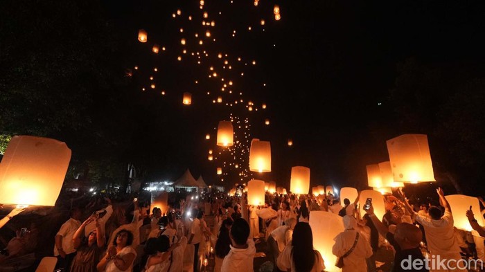 Ratusan lampion mengudara hiasi malam Wasiak 2568 di Candi Borobudur. Begini potretnya.