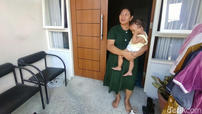 Istri korban penembakan di Jalan Raya Babatan, Surabaya, Rebini (48) saat ditemui di rumahnya.