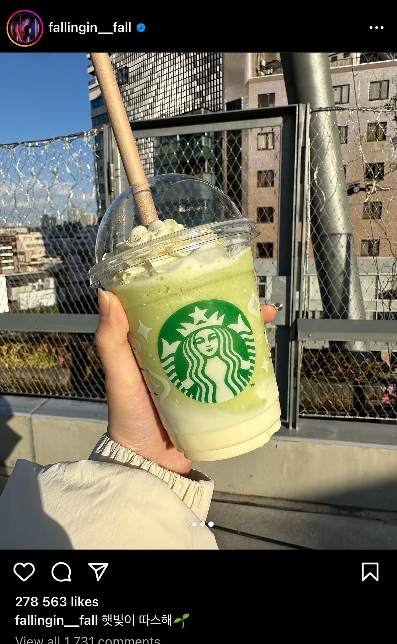 Memegang minuman starbucks